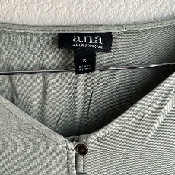 A.n.a. | Olive Green V-Neck Buttoned Tunic Blouse - Picture 3 of 9
